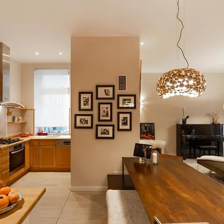 Luxury Townhouse With Garden - A Central Oasis Apartment *