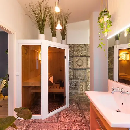 Luxury Townhouse With Garden - A Central Oasis