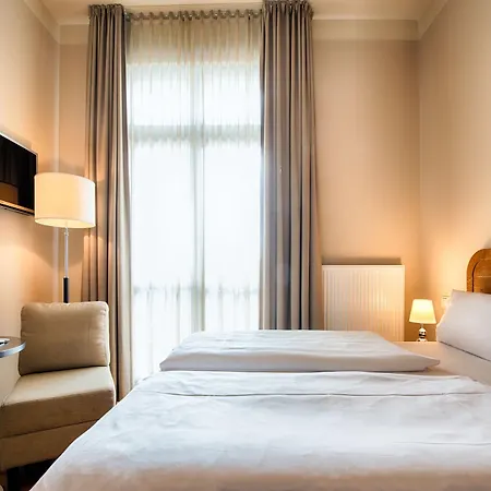 Mondrian Am Checkpoint Charlie 4*