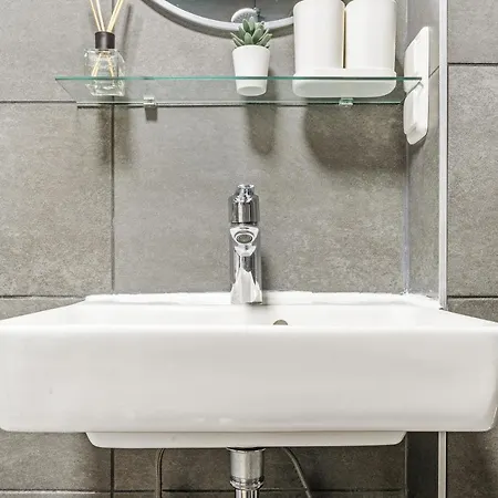 2 Apartments, 4 Betten, Vollmoebliert,zentrale Lage Am S-bahnhof * Berlin