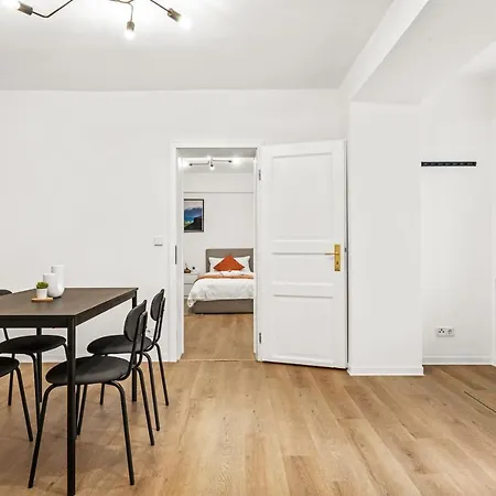 2 Apartments, 4 Betten, Vollmoebliert,zentrale Lage Am S-bahnhof Apartment