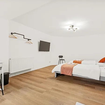 2 Apartments, 4 Betten, Vollmoebliert,zentrale Lage Am S-bahnhof *