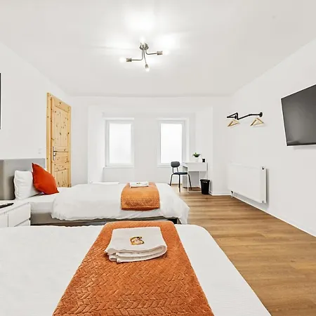 2 Apartments, 4 Betten, Vollmoebliert,zentrale Lage Am S-bahnhof Apartment