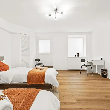 2 Apartments, 4 Betten, Vollmoebliert,zentrale Lage Am S-bahnhof