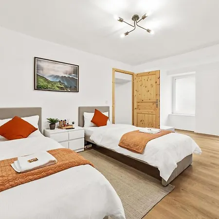 2 Apartments, 4 Betten, Vollmoebliert,zentrale Lage Am S-bahnhof Apartment