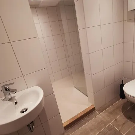 Monteurzimmer / Im Souterrain Neukoelln * Berlin