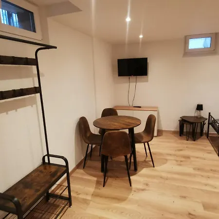 Apartment Monteurzimmer / Im Souterrain Neukoelln