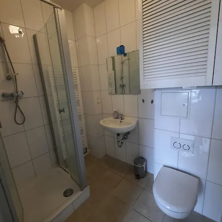 Möbelierte 2 Zim. We 2-5 Schlafplätze 43m², M. Garten U. Parkpl. Zentr. Bus Vor Der Tür Aparthotel