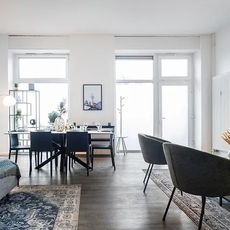 Homely - Spacious, Modern, S-bahn Nearby , Groups & Families Apartment