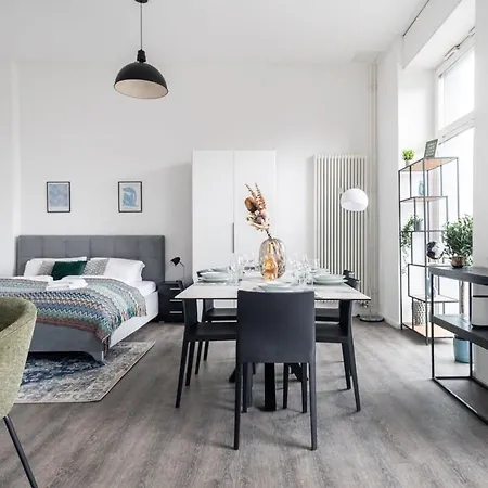 Apartment Homely - Spacious, Modern, S-bahn Nearby , Groups & Families Berlin