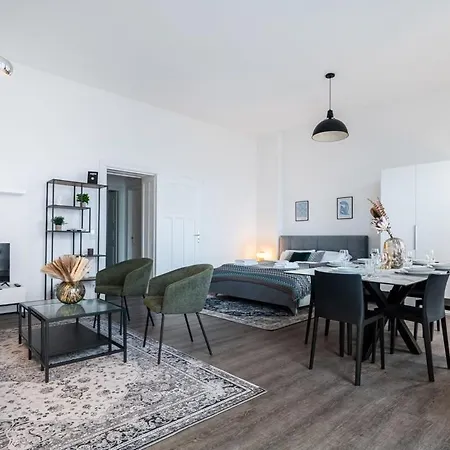 Homely - Spacious, Modern, S-bahn Nearby , Groups & Families * Berlin