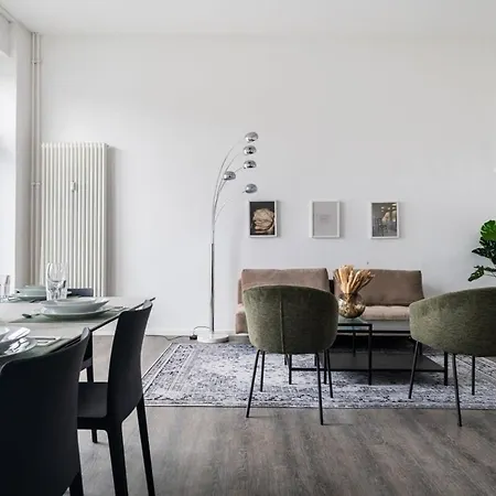 Apartment Homely - Spacious, Modern, S-bahn Nearby , Groups & Families Berlin