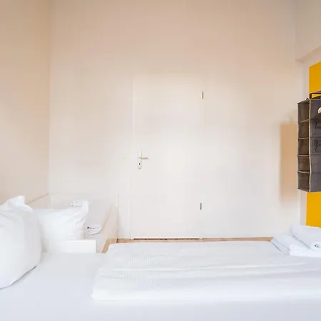 Apartment 2 Bedroom In Convinient Location *