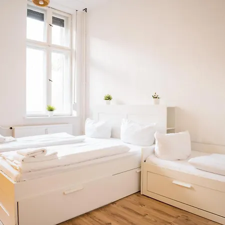 Apartment 2 Bedroom In Convinient Location *