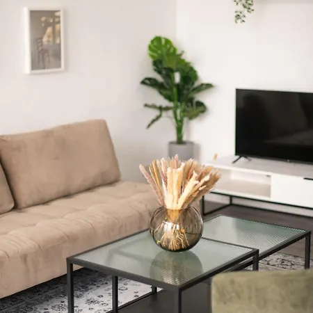 Homely - Spacious, Modern, S-bahn Nearby , Groups & Families Apartment