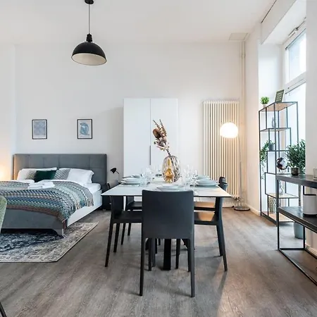 Apartment Homely - Spacious, Modern, S-bahn Nearby , Groups & Families