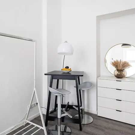 Apartment Homely - Spacious, Modern, S-bahn Nearby , Groups & Families *