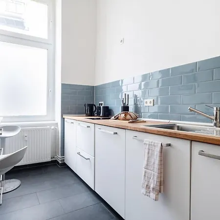 Apartment Homely - Spacious, Modern, S-bahn Nearby , Groups & Families Berlin