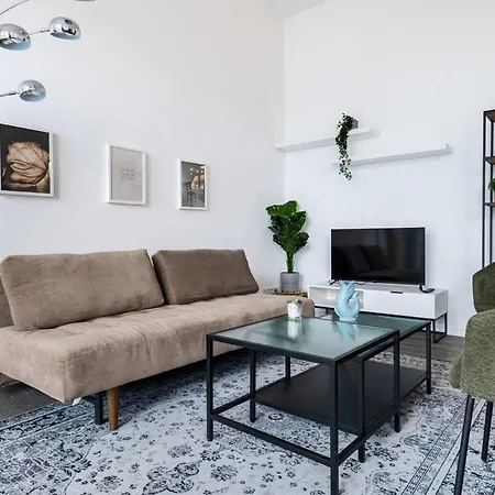 Apartment Homely - Spacious, Modern, S-bahn Nearby , Groups & Families