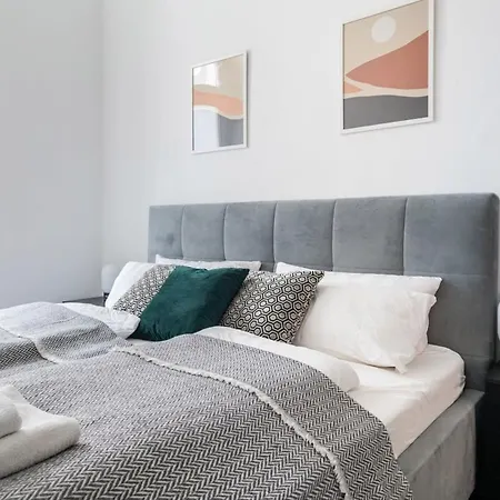 Apartment Homely - Spacious, Modern, S-bahn Nearby , Groups & Families *