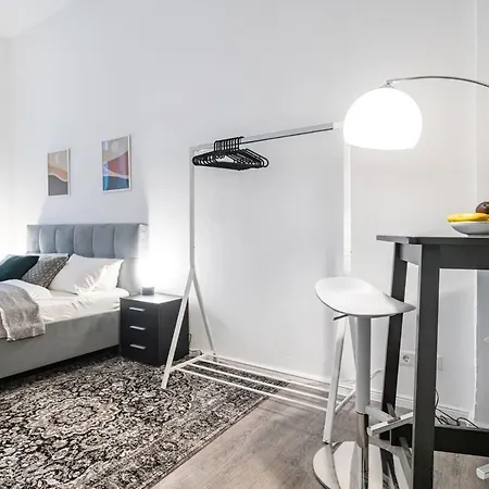Apartment Homely - Spacious, Modern, S-bahn Nearby , Groups & Families Berlin