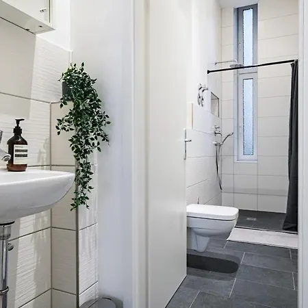Apartment Homely - Spacious, Modern, S-bahn Nearby , Groups & Families