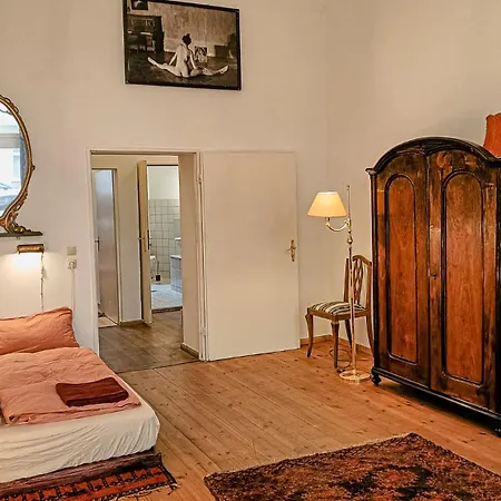 La Vie En Rose: Elegance And Art Apartment