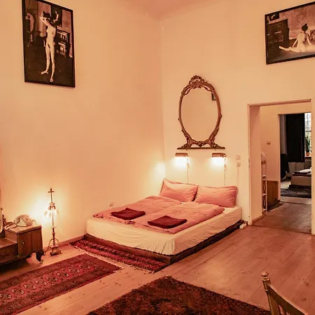 Apartment La Vie En Rose: Elegance And Art Berlin