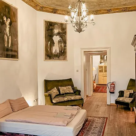 La Vie En Rose: Elegance And Art Apartment Berlin
