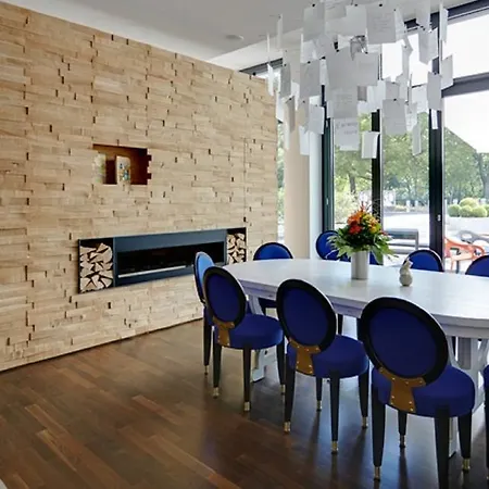Grimm's Potsdamer Platz Hotel *