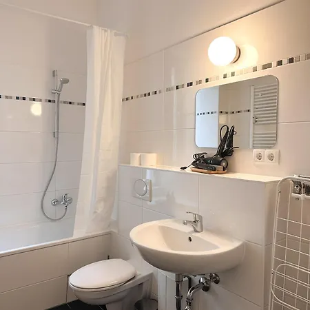 Nook Design-apartments Mit Kueche, Duschbad, Neben U-bahn Station Aber Ruhig Gelegen Apartment