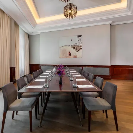 The Ritz-carlton,