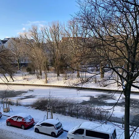 Canal-Front At Maybachufer - Private Room In Newly Renovated 80 Sqm Two-Bedroom Apartment Homestay *