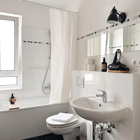 Nook Design-apartments Mit Kueche, Duschbad, Neben U-bahn Station Aber Ruhig Gelegen Apartment