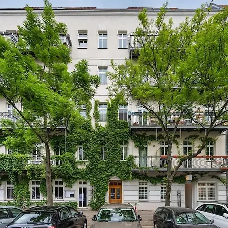 33 L With 8 & 3 Bathrooms Apartment