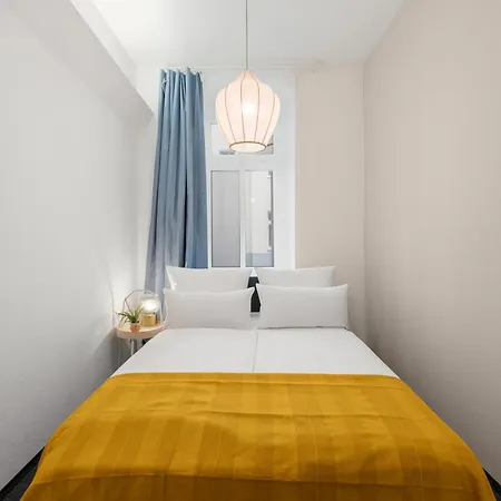 33 L With 8 & 3 Bathrooms Apartment *