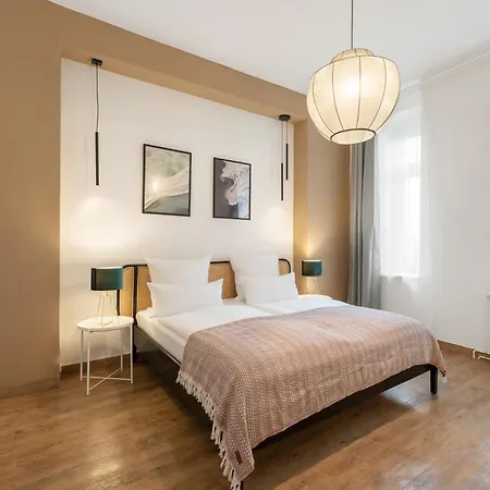 33 L With 8 & 3 Bathrooms Apartment *