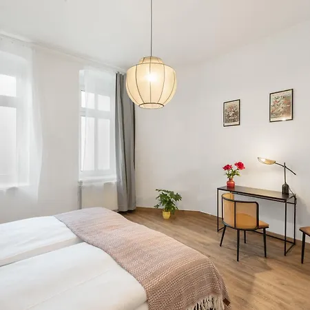 33 L With 8 & 3 Bathrooms Berlin