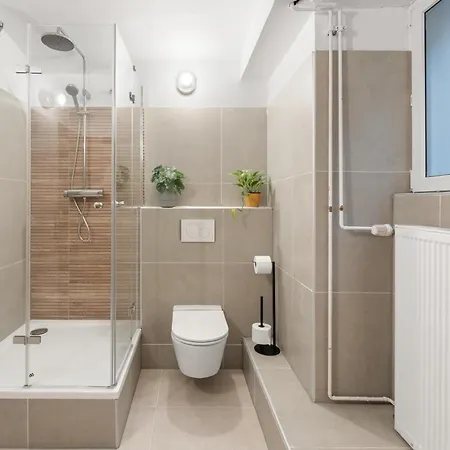33 L With 8 & 3 Bathrooms