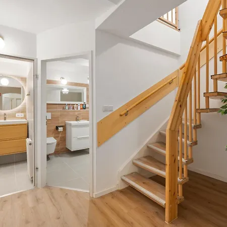 33 L With 8 & 3 Bathrooms