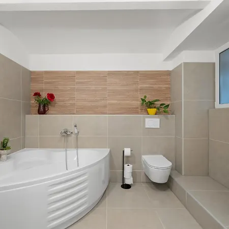 33 L With 8 & 3 Bathrooms Apartment