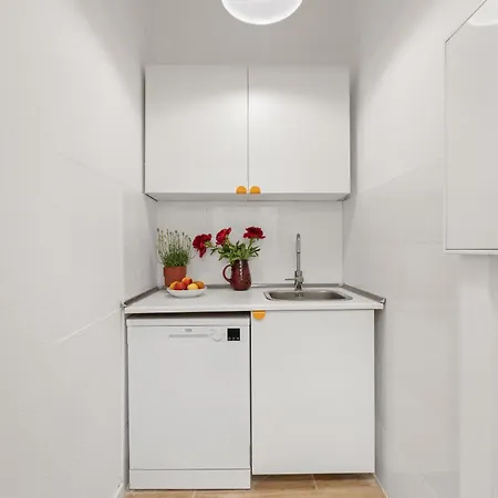 33 L With 8 & 3 Bathrooms *