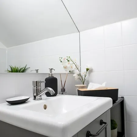 Charmantes 2-zimmer-apartment Mit Vorgarten Apartment *