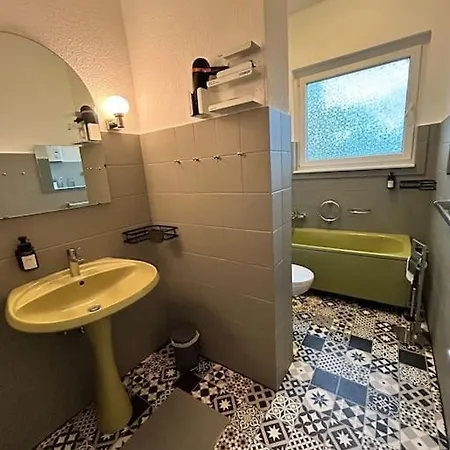 Duplex Ullstein- 4 Bedrooms, 2 Bathrooms, Living Room, 2 Parking Spaces, Boxspringbeds, Family & Business Apartment! Apartment