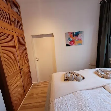 Apartment Duplex Ullstein- 4 Bedrooms, 2 Bathrooms, Living Room, 2 Parking Spaces, Boxspringbeds, Family & Business Apartment!