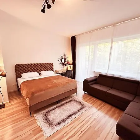 Duplex Ullstein- 4 Bedrooms, 2 Bathrooms, Living Room, 2 Parking Spaces, Boxspringbeds, Family & Business Apartment! Apartment
