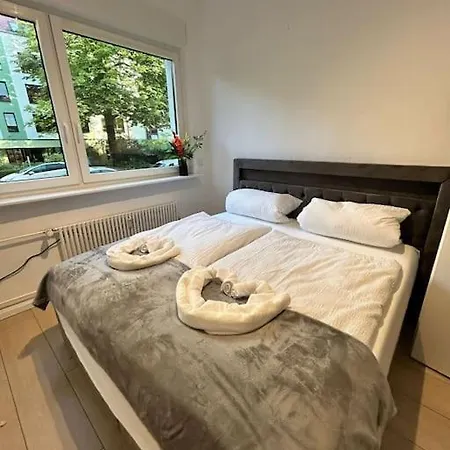 Duplex Ullstein- 4 Bedrooms, 2 Bathrooms, Living Room, 2 Parking Spaces, Boxspringbeds, Family & Business Apartment! Apartment