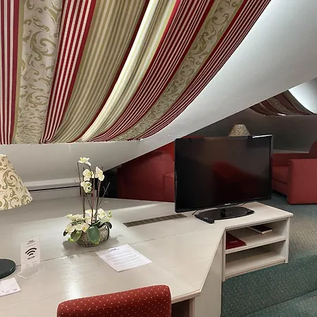 Alpinia Hotel