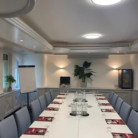 Alpinia Hotel