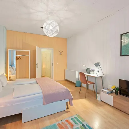 33 H S-bahn Schoenhauser Allee Apartment Berlin
